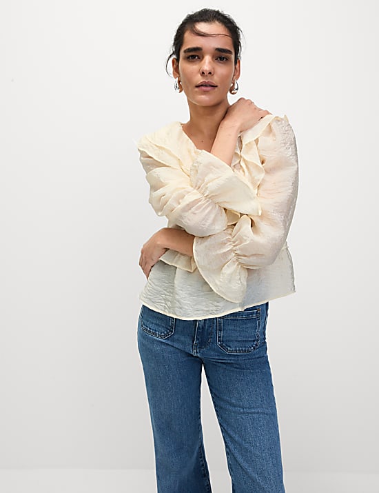 Bluse mit V-Ausschnitt und Rüschendetail