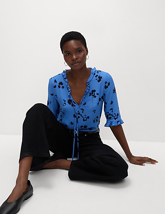 Halenka s vol&aacute;ny, potiskem a v&yacute;střihem do V