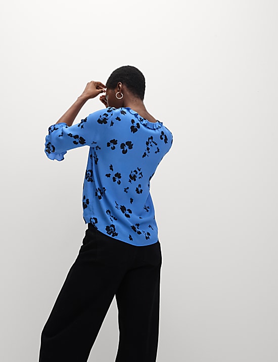 Halenka s vol&aacute;ny, potiskem a v&yacute;střihem do V