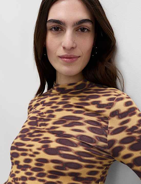 Nauwsluitende jersey top met col en luipaardprint