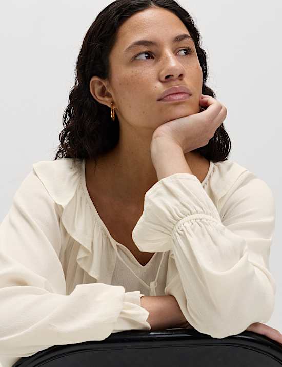 Blouse &agrave; d&eacute;tail jabot