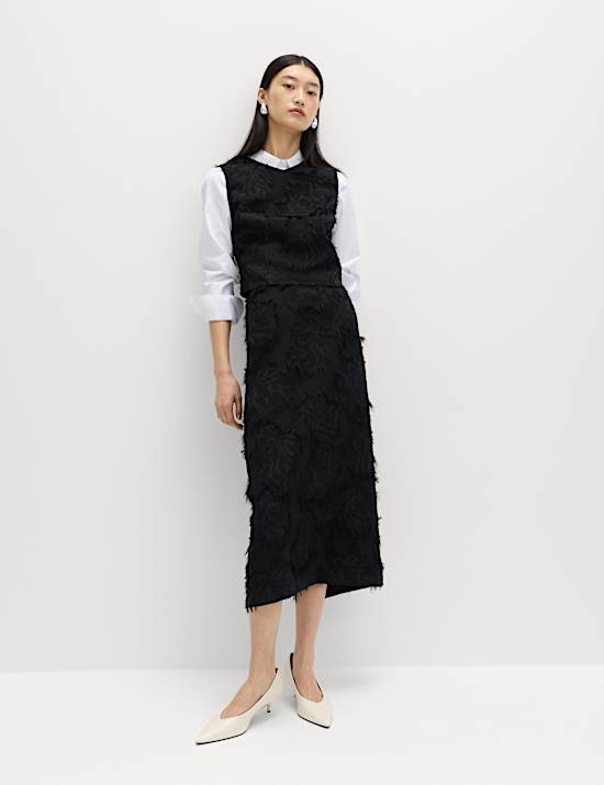 Top ajust&eacute; &agrave; col en V, motif jacquard fleuri et franges