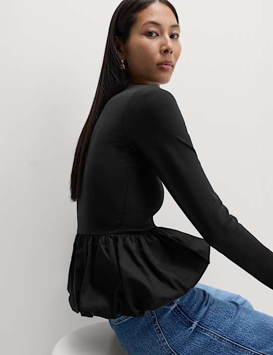 Top s přidaným volánkem a balónovým lemem