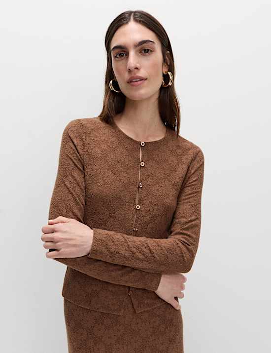 Comfortabele top met knoopsluiting en bloemdetail