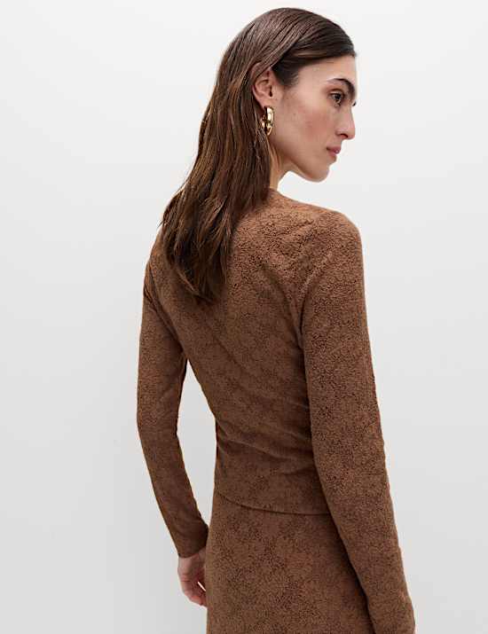 Comfortabele top met knoopsluiting en bloemdetail