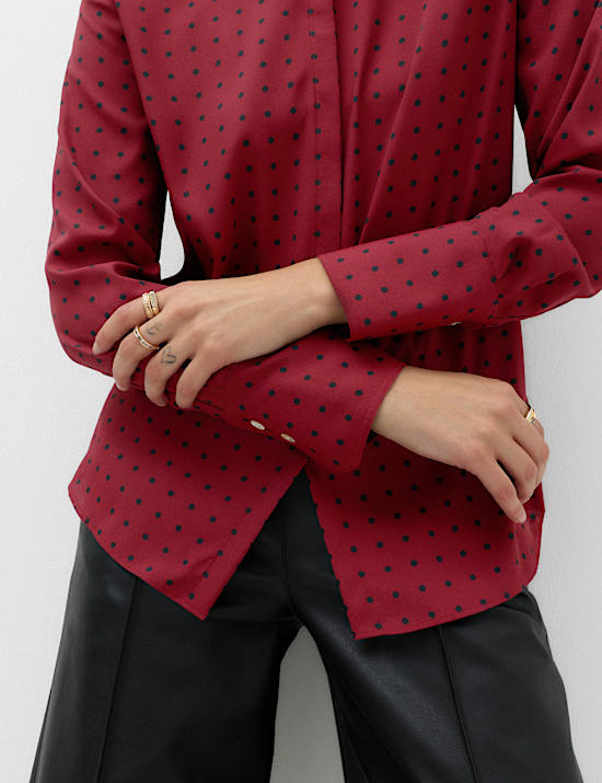 Chemise petite taille boutonn&eacute;e &agrave; motif pois et encolure