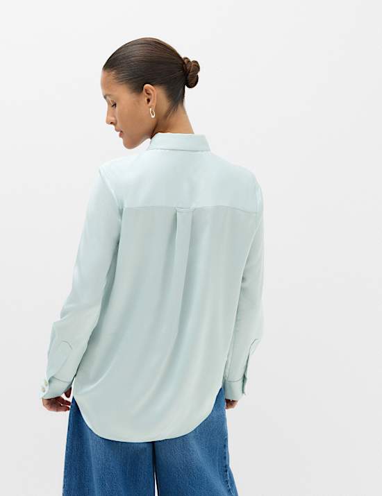 Chemise en satin boutonn&eacute;e &agrave; encolure