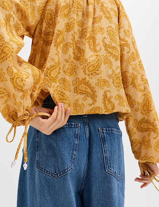 Gestreepte blouse met pliss&eacute; en strikdetail