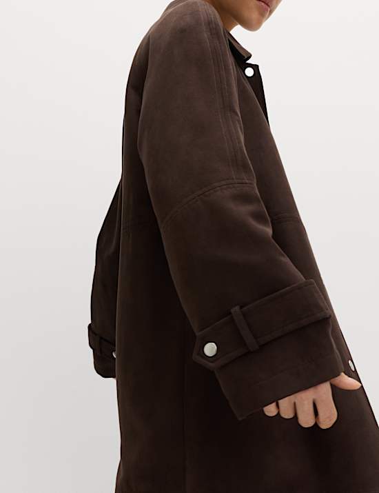 מעיל בגזרה ארוכה ובגימור דמוי זמש