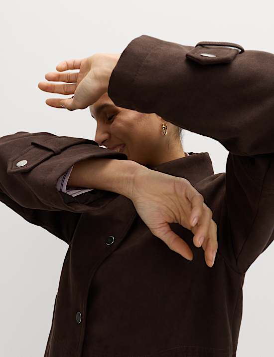 מעיל בגזרה ארוכה ובגימור דמוי זמש