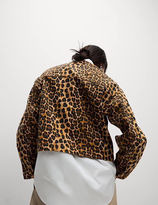 Chaqueta en denim sin cuello con estampado de leopardo
