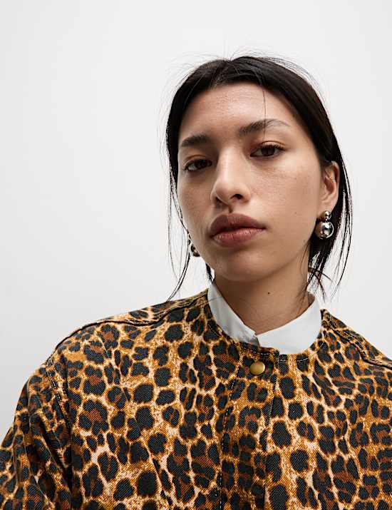 Chaqueta en denim sin cuello con estampado de leopardo