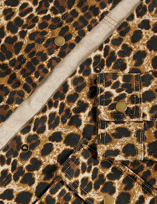 Chaqueta en denim sin cuello con estampado de leopardo