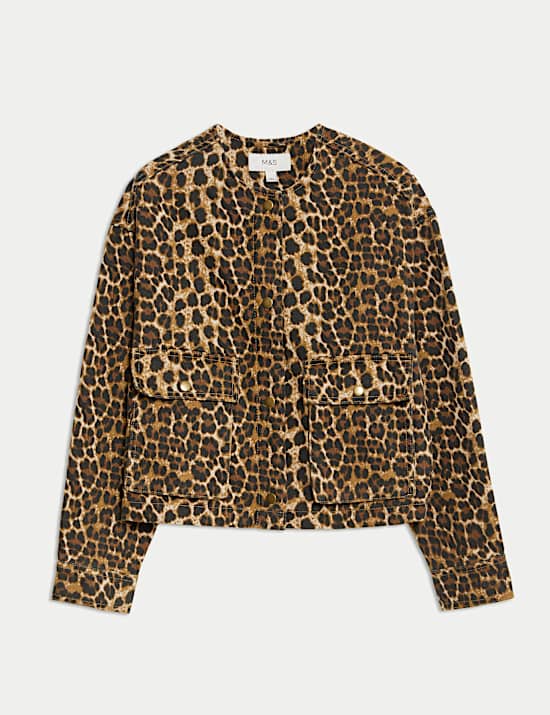 Chaqueta en denim sin cuello con estampado de leopardo