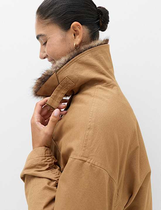Chaqueta estilo parka 100 % algod&oacute;n con ribete de piel sint&eacute;tica