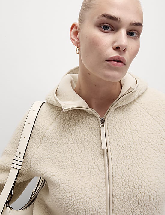 Chaqueta polar con capucha