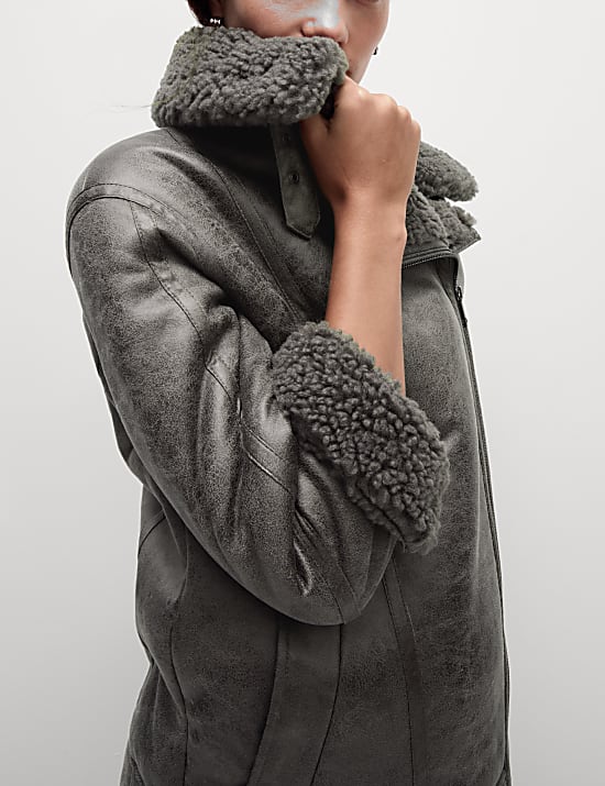 Letecká bunda z umělé ovčí kůže s podšívkou z látky borg