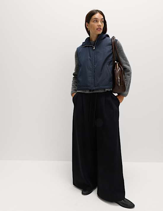 Crop αμάνικο μπουφάν με κουκούλα και ενίσχυση