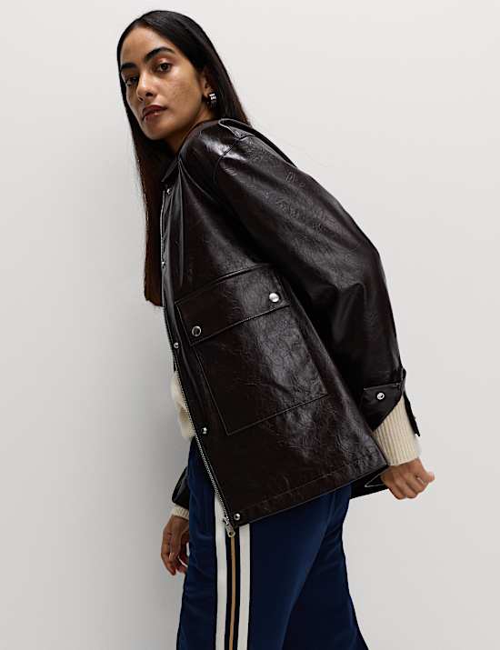 Veste longue en similicuir laqué