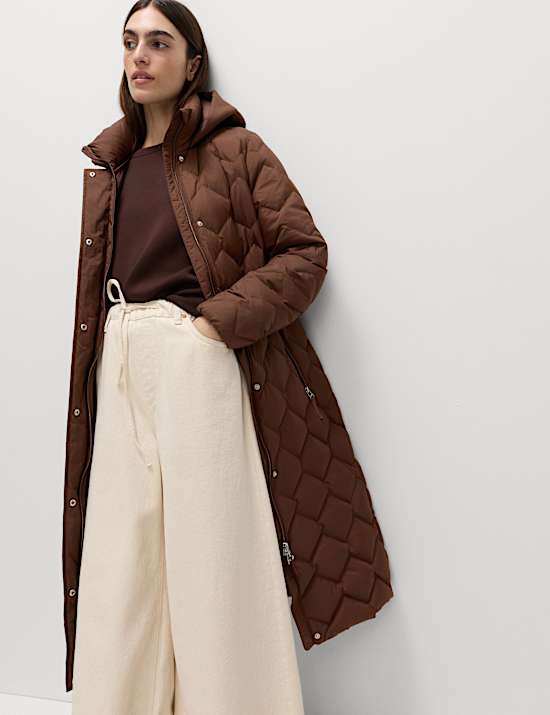 Doorgestikte jas met veren en dons en zigzagmotief