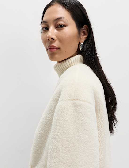 Abrigo largo de borreguito sin cuello con botonadura doble