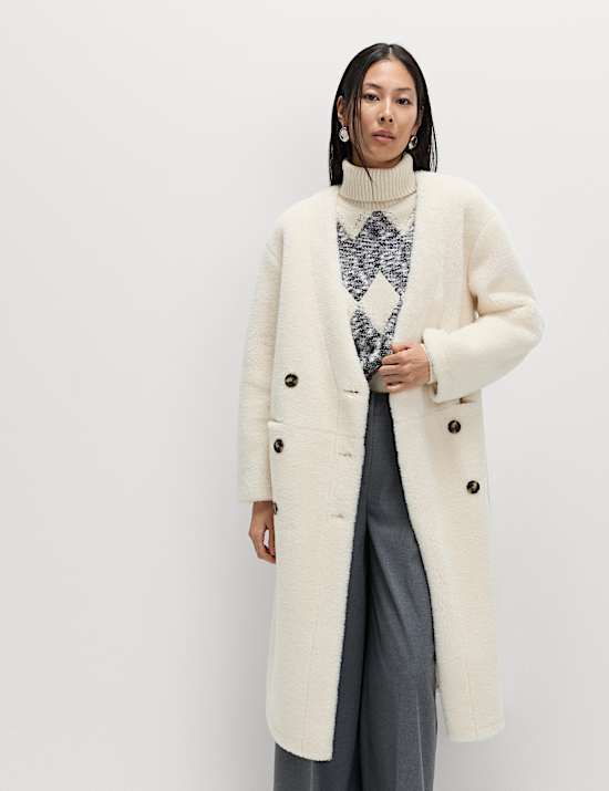 Abrigo largo de borreguito sin cuello con botonadura doble