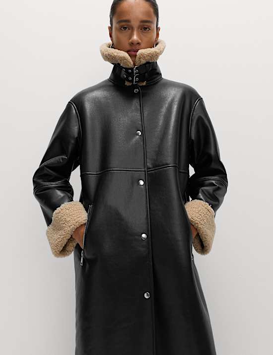 Lang geschnittener Pilotenmantel in Lammfelloptik mit Kragen