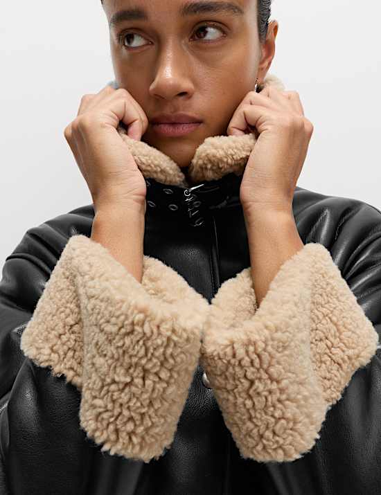 Lang geschnittener Pilotenmantel in Lammfelloptik mit Kragen