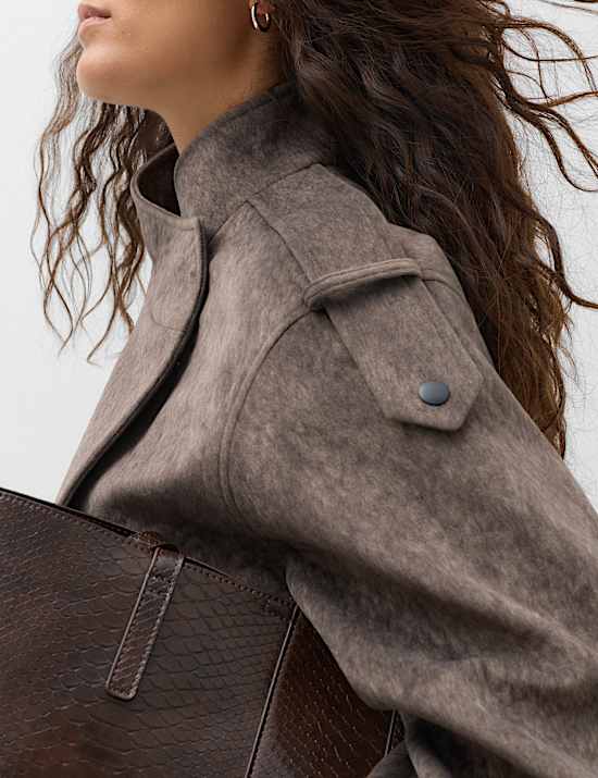 Chaqueta b&oacute;mber texturizada con cuello chimenea