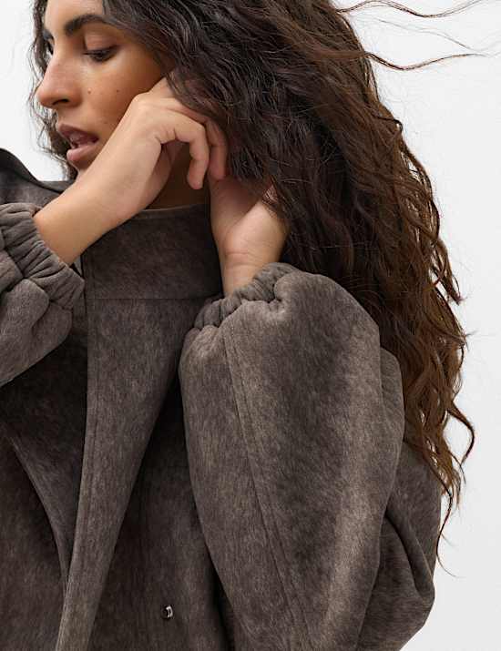 Chaqueta b&oacute;mber texturizada con cuello chimenea
