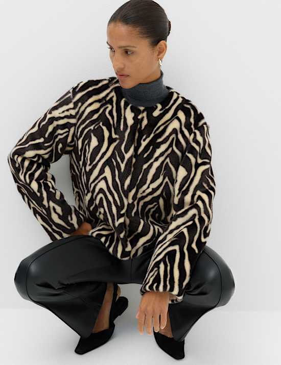 Jaket Pendek Motif Zebra Bulu Imitasi