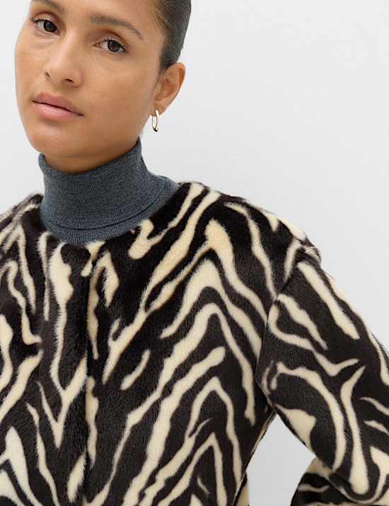 Jaket Pendek Motif Zebra Bulu Imitasi