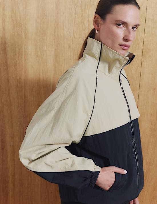 Veste coupe-vent &agrave; col chemin&eacute;e et passepoil contrast&eacute;