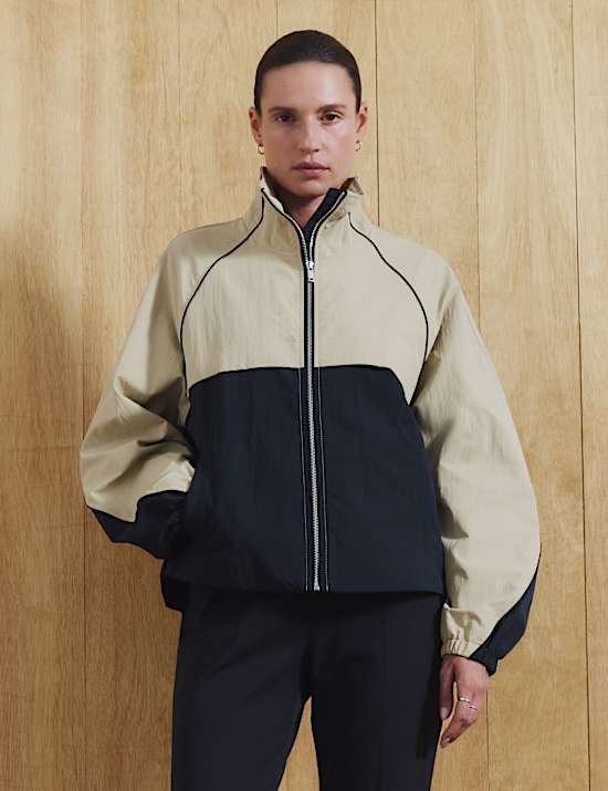 Veste coupe-vent &agrave; col chemin&eacute;e et passepoil contrast&eacute;