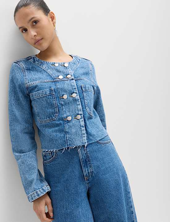 Kragenlose, doppelreihige Crop-Jeansjacke