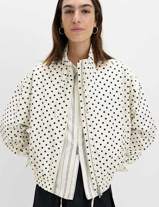 Bunda typu bomber s vysok&yacute;m pod&iacute;lem bavlny a stoj&aacute;čkem