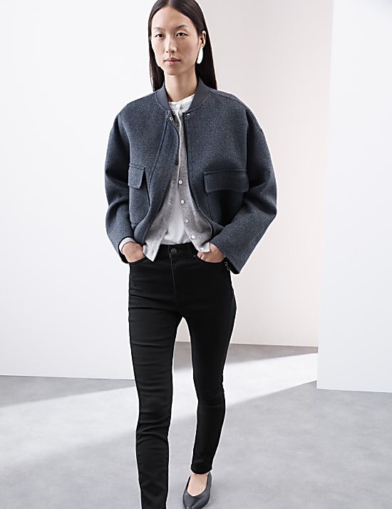 Přil&eacute;hav&eacute; dž&iacute;ny s vysok&yacute;m pasem