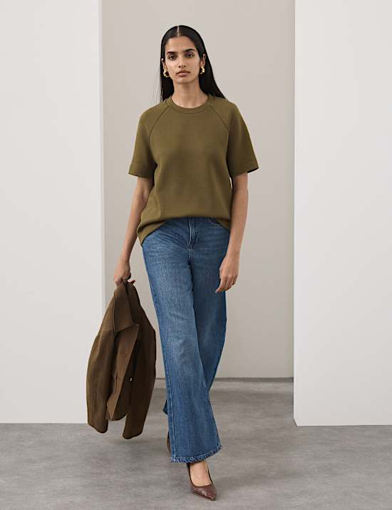 חולצת טי בגזרה רגילה מבד סקובה