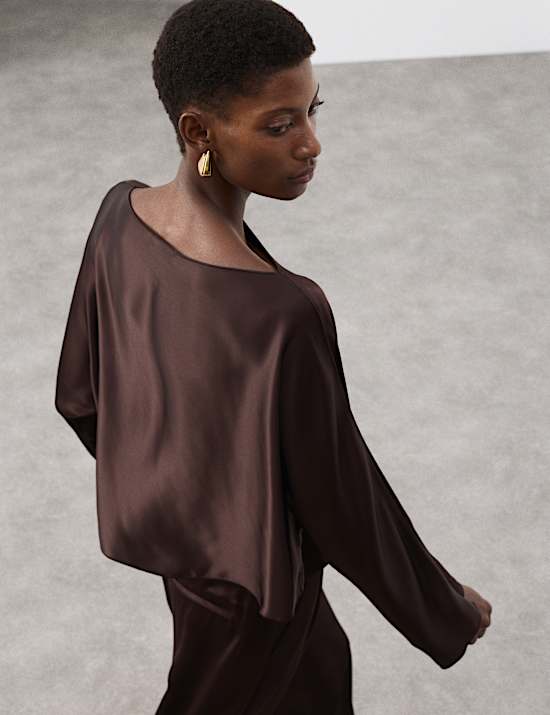 Drapierte Satinbluse mit Carmenausschnitt