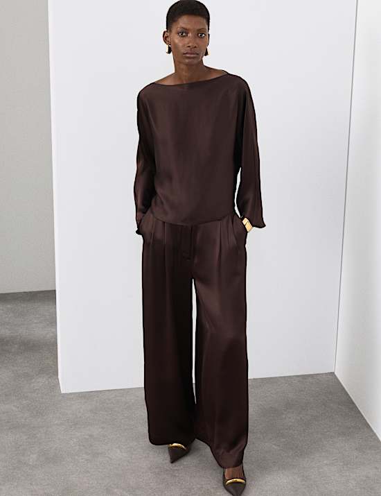 Drapierte Satinbluse mit Carmenausschnitt