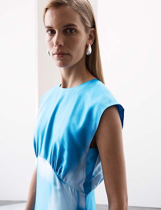 Εμπριμέ μίντι-μάξι μεσάτο φόρεμα με στρογγυλή λαιμόκοψη και υψηλή περιεκτικότητα σε cupro