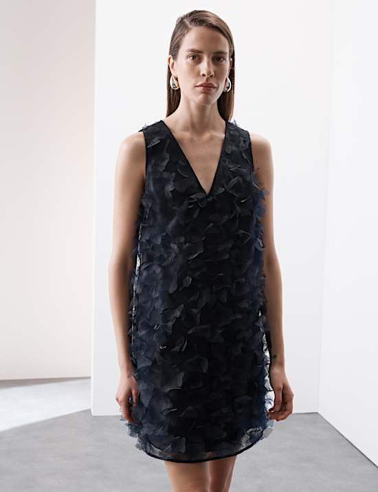 Μίνι ίσιο φόρεμα με λαιμόκοψη V και φλοράλ print από οργάντζα