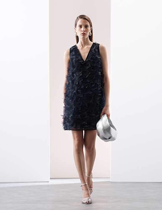 Μίνι ίσιο φόρεμα με λαιμόκοψη V και φλοράλ print από οργάντζα