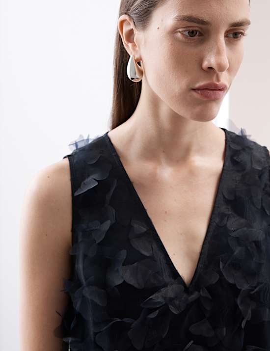 Μίνι ίσιο φόρεμα με λαιμόκοψη V και φλοράλ print από οργάντζα