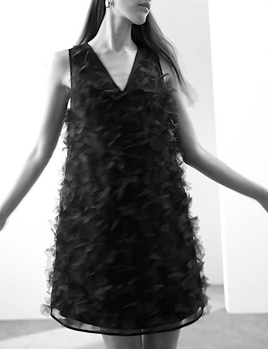 Μίνι ίσιο φόρεμα με λαιμόκοψη V και φλοράλ print από οργάντζα