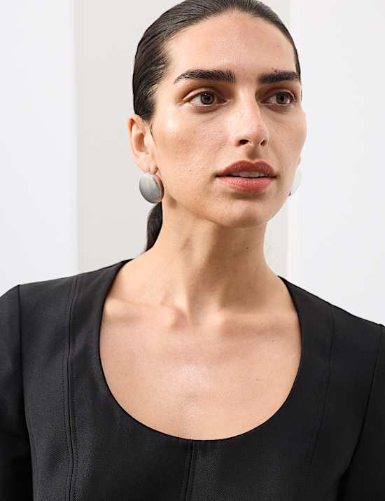 Tailliertes Minikleid mit U-Ausschnitt und Wollanteil