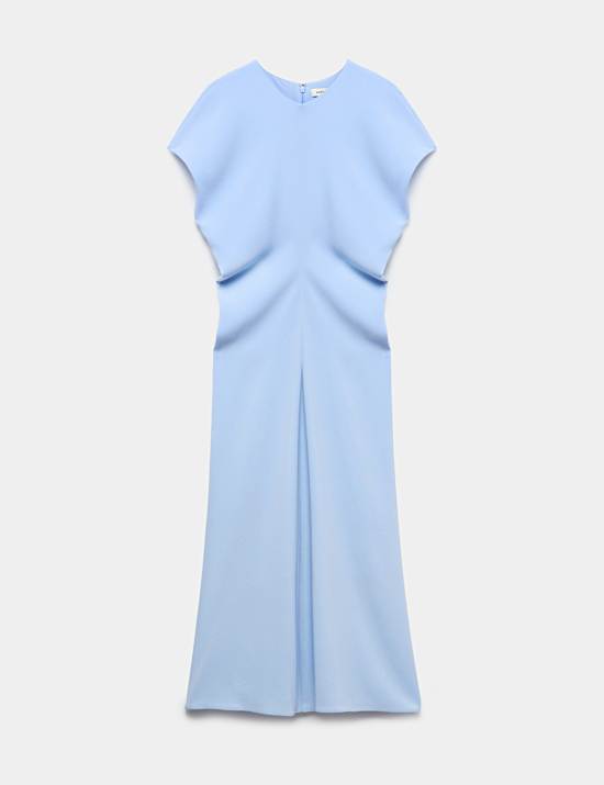 Vestido a la cintura a media pierna con cuello redondo