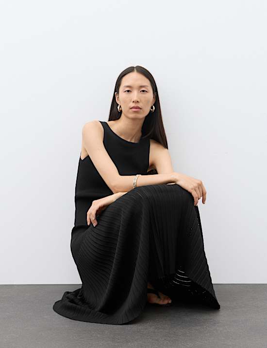 Knitted Ribbed Pleated Maxi Dress