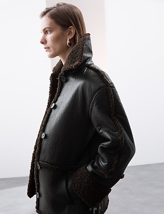 Veste en cuir textur&eacute; avec doublure imitation peau de mouton