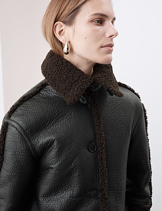 Veste en cuir textur&eacute; avec doublure imitation peau de mouton